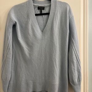Grey v-neck cashmere sweater